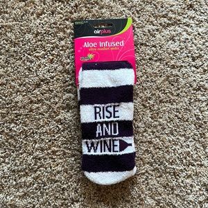 Aloe infused ultra comfort socks
